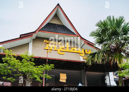 Melaka, Malaysia - 9. Juli 2023 malaiisches Restaurant mit traditioneller Architektur. UNESCO-Weltkulturerbe, Bundesstaat Melaka, Malaysia, Südostasien, AS Stockfoto