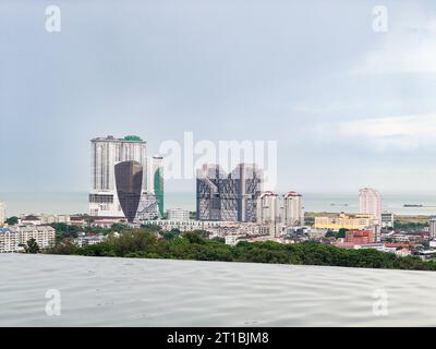 Melaka, Malaysia - 9. Juli 2023 Blick auf die Stadt Malakka vom Infinity-Pool bei Sonnenaufgang. Stockfoto