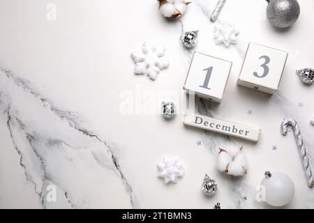 Kalender mit Datum vom 13. DEZEMBER und Weihnachtsdekor auf weißem Marmorhintergrund Stockfoto