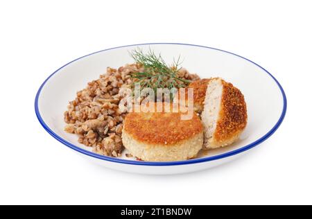 Teller mit leckeren Fleischschnitzeln mit Buchweizen auf weißem Hintergrund Stockfoto