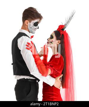 Junges Paar, das für den mexikanischen Tag der Toten (El Dia de Muertos) gekleidet ist und auf weißem Hintergrund tanzt Stockfoto