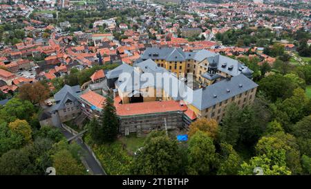 PRODUKTION - 07. Oktober 2023, Sachsen-Anhalt, Blankenburg: Blick auf die Welfenburg in Blankenburg, aufgenommen mit einer Drohne. In diesem Jahr jährt sich die erste urkundliche Erwähnung dieses Nationaldenkmals zum 900. Mal. Der Verein „Rettung Schloss Blankenburg“ feiert die erste Erwähnung des historischen Schlosskomplexes mit einer Festwoche. Der Förderverein Rettung Schloss Blankenburg arbeitet seit 20 Jahren mit großem Erfolg an der schrittweisen Restaurierung des Schlosses. Bisher wurden Millionen von Euro in die Sanierung des Komplexes investiert. Foto: Matthias B. Stockfoto