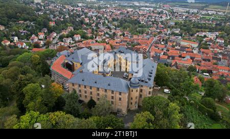 PRODUKTION - 07. Oktober 2023, Sachsen-Anhalt, Blankenburg: Blick auf die Welfenburg in Blankenburg, aufgenommen mit einer Drohne. In diesem Jahr jährt sich die erste urkundliche Erwähnung dieses Nationaldenkmals zum 900. Mal. Der Verein „Rettung Schloss Blankenburg“ feiert die erste Erwähnung des historischen Schlosskomplexes mit einer Festwoche. Der Förderverein Rettung Schloss Blankenburg arbeitet seit 20 Jahren mit großem Erfolg an der schrittweisen Restaurierung des Schlosses. Bisher wurden Millionen von Euro in die Sanierung des Komplexes investiert. Foto: Matthias B. Stockfoto