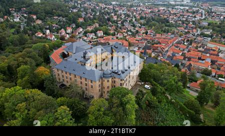 PRODUKTION - 07. Oktober 2023, Sachsen-Anhalt, Blankenburg: Blick auf die Welfenburg in Blankenburg, aufgenommen mit einer Drohne. In diesem Jahr jährt sich die erste urkundliche Erwähnung dieses Nationaldenkmals zum 900. Mal. Der Verein „Rettung Schloss Blankenburg“ feiert die erste Erwähnung des historischen Schlosskomplexes mit einer Festwoche. Der Förderverein Rettung Schloss Blankenburg arbeitet seit 20 Jahren mit großem Erfolg an der schrittweisen Restaurierung des Schlosses. Bisher wurden Millionen von Euro in die Sanierung des Komplexes investiert. Foto: Matthias B. Stockfoto