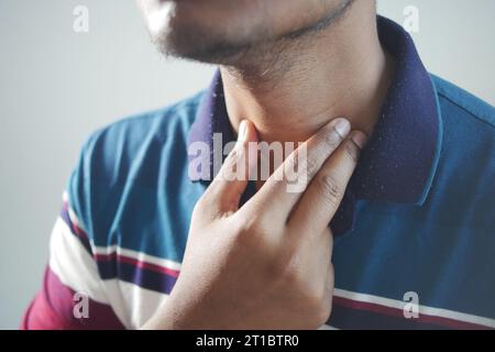Unerkannte Mann, der Kehlschmerz aus der Nähe leidet Stockfoto