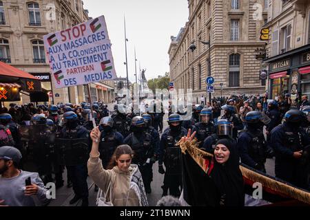 Paris, Frankreich. Oktober 2023. Eine Gruppe von Polizeibeamten sah, wie sie versuchten, die pro-palästinensischen Demonstranten während der Kundgebung zu zerstreuen. Obwohl der französische Innenminister Gérald Darmanin alle pro-palästinensischen Proteste in Frankreich Verbot, versammelten sich mehrere hundert Menschen auf dem Place de la Republique in Paris, um ihre Unterstützung für Palästina zu demonstrieren. Die Polizei versuchte, den Protest zu stoppen und die Menge mit Tränengas und Wasserwerfern zu zerstreuen. (Foto: Telmo Pinto/SOPA Images/SIPA USA) Credit: SIPA USA/Alamy Live News Stockfoto