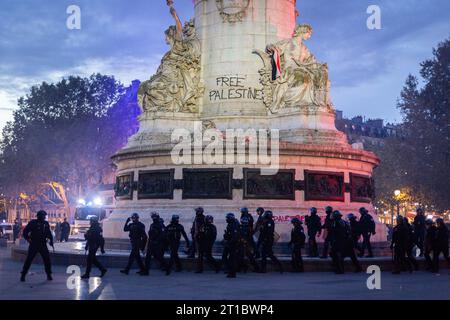 Paris, Frankreich. Oktober 2023. Eine Gruppe von Polizeibeamten, die während des pro-palästinensischen Protests an der Statue de la Republique mit dem Stichwort "Freies Palästina" vorbeikamen. Obwohl der französische Innenminister Gérald Darmanin alle pro-palästinensischen Proteste in Frankreich Verbot, versammelten sich mehrere hundert Menschen auf dem Place de la Republique in Paris, um ihre Unterstützung für Palästina zu demonstrieren. Die Polizei versuchte, den Protest zu stoppen und die Menge mit Tränengas und Wasserwerfern zu zerstreuen. (Foto: Telmo Pinto/SOPA Images/SIPA USA) Credit: SIPA USA/Alamy Live News Stockfoto