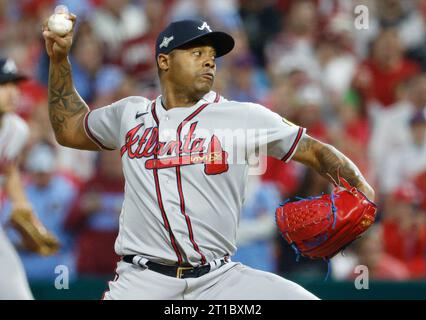 Philadelphia, Usa. Oktober 2023. Atlanta Braves Pitcher Raisel Iglesias wirft im vierten Inning der MLB National League Division Series im Citizens Bank Park in Philadelphia am Donnerstag, den 12. Oktober 2023 gegen die Philadelphia Phillies. Foto: Laurence Kesterson/UPI. Quelle: UPI/Alamy Live News Stockfoto