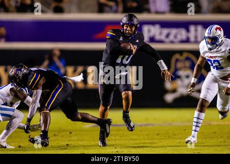 Greenville, NC, USA. Oktober 2023. East Carolina Pirates Quarterback Mason Garcia (10) läuft im American Athletic Football Match Up im Dowdy-Ficklen Stadium in Greenville, NC, um einen ersten Niedergang gegen die Southern Methodist Mustangs. (Scott Kinser/CSM). Quelle: csm/Alamy Live News Stockfoto