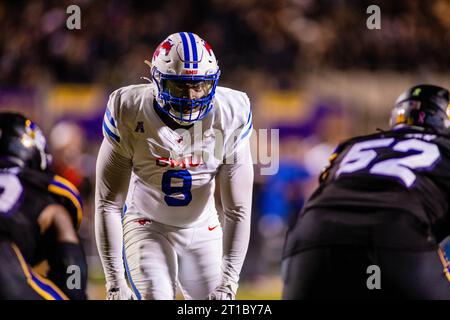 Greenville, NC, USA. Oktober 2023. Der südwestliche Methodist Mustangs Linebacker JaQwondis Burns (8) tritt im Dowdy-Ficklen Stadium in Greenville, NC, gegen die East Carolina Pirates an. (Scott Kinser/CSM). Quelle: csm/Alamy Live News Stockfoto