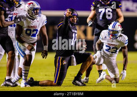 Greenville, NC, USA. Oktober 2023. East Carolina Pirates Quarterback Mason Garcia (10) feiert im Dowdy-Ficklen Stadium in Greenville, NC, einen ersten Niedergang gegen die Southern Methodist Mustangs im American Athletic Football Match Up. (Scott Kinser/CSM). Quelle: csm/Alamy Live News Stockfoto