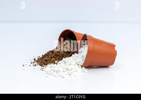 Ein Gemisch aus Perlit und Koktorf in kleinen Kunststofftöpfen. Bodenmischkonzept für Pflanzen. Stockfoto