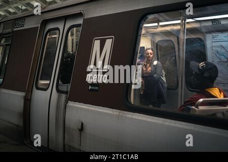 Washington, Usa. Oktober 2023. Eine Frau und ein Mann in einem U-Bahn-Wagen in Washington gesehen. Quelle: SOPA Images Limited/Alamy Live News Stockfoto