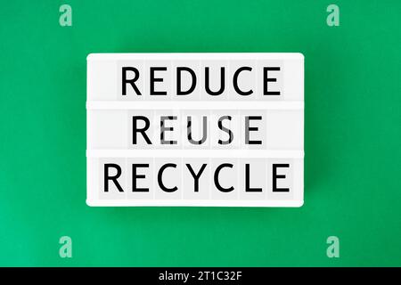 Lightbox mit dem Text „Reuse Recycle reduzieren“ auf grünem Hintergrund. Umweltfreundliche Konzepte. Stockfoto