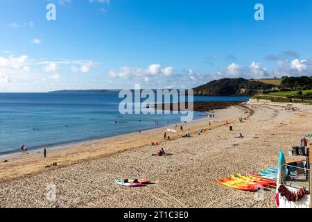 Gyllyngvase Beach in Falmouth cornwall, blauer Herbsttag mit Blick über den Strand und Falmouth Bay, England, UK, September 2023 Stockfoto
