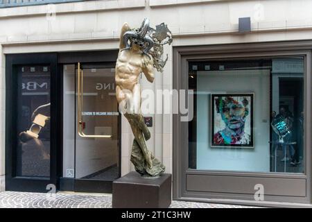 Los Angeles, USA; 15. Januar 2023: Wunderschöne Skulptur der berühmten Luxus- und Markengeschäfte auf der Straße des Rodeo Drive in Th Stockfoto