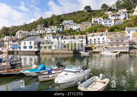 Polperro wunderschönes kornisches Dorf an der Küste Cornwalls, kleine Fischerboote im Hafen und Steinhäuser, England, Großbritannien, 2023 Stockfoto