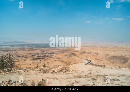 Blick von oben auf dem Berg Nebo in der jordanischen Wüste Tal. Wüste Land rund um das Tote Meer Stockfoto