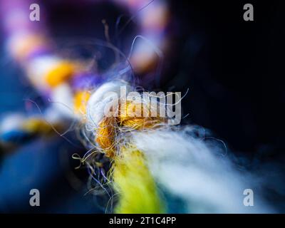 Die Fäden eines bunten Garnknotens schließen sich. Stockfoto