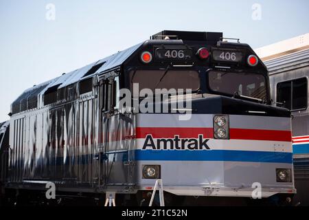 Los Angeles, Kalifornien, USA – 16. Juli 2023: Ein Amtrak-Personenzugmotor fährt in die Union Station. Stockfoto