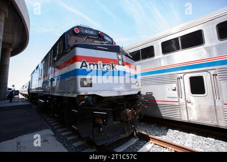 Los Angeles, Kalifornien, USA – 16. Juli 2023: Ein Amtrak-Personenzugmotor fährt in die Union Station. Stockfoto