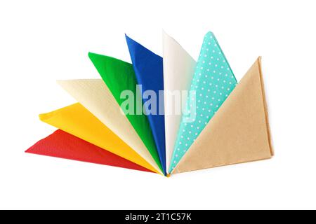 Bunter Stapel Papierservietten auf weißem Hintergrund Stockfoto