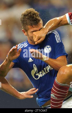 Roman Neustaedter wird gefoult Aktion Freundschaftsspiel FC Schalke 04 - West Ham United FC 6:7 in Gelsenkirchen, Deutschland am 02.08.2014 Stockfoto