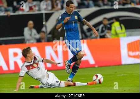 Erik Durm Aktion gegen Angel di Maria (7) Fussball Laenderspiel Deutschland - Argentinien in Düsseldorf, Deutschland am 03.09.2014 Fussball Laenderspiel Deutschland - Argentinien 2:4 in Düsseldorf, Deutschland am 03.09.2014 Stockfoto