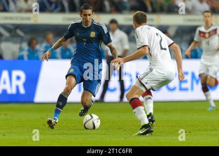 Angel di Maria Aktion gegen Kevin Grosskreutz Fussball Laenderspiel Deutschland - Argentinien in Düsseldorf, Deutschland am 03.09.2014 Fussball Laenderspiel Deutschland - Argentinien 2:4 in Düsseldorf, Deutschland am 03.09.2014 Stockfoto