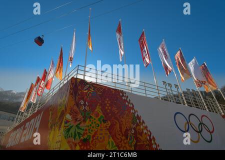 Fahnen , olympische Ringe und Seilbahn an der Skisprungschanze im Russki Gorki Center Olympische Winterspiele in Sotschi, Russland am 05.02.2014 Stockfoto