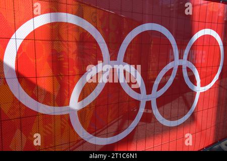 Olympische Ringe an einem Zaun Olympische Winterspiele in Sotschi, Russland am 05.02.2014 Stockfoto