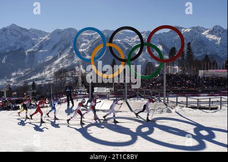 JOHAUG Therese NOR (1) , Marit BJOERGEN, NOR, (2) SAARINEN Aino-Kaisa FIN (9) Charlotte KALLA, SWE (6), Heidi Weng NOR (4) Justyna Kowalczyk POL (3) Nicole FESSEL (26) Aktion vor Olympischen Ringen Skiathlon 7,5/7,5 km C/F - Ladies in Sotschi, Russland am 08.02.2014 Stockfoto