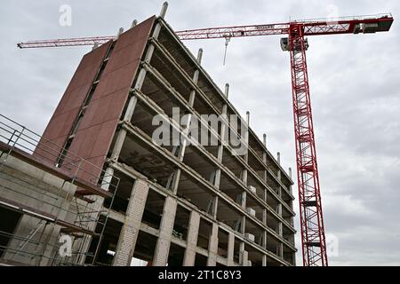Erfurt, Deutschland. Oktober 2023. Eine Baustelle am Tag der Richtfeier. Die Wiederbelebung eines bestehenden Hochhauses, des ehemaligen Hauptquartiers des Zoll- und Staatskriminaluntersuchungsamtes, mit dem Bau von sechs neuen Wohngebäuden entstehen insgesamt 155 Mietwohnungen und neun Gewerbeeinheiten, darunter ein medizinisches Zentrum mit Praxisräumen und einer Apotheke sowie ein Bäckereigeschäft mit Außenterrasse. Die Umsetzung ist für Mitte 2024 geplant. Quelle: Martin Schutt/dpa/Alamy Live News Stockfoto