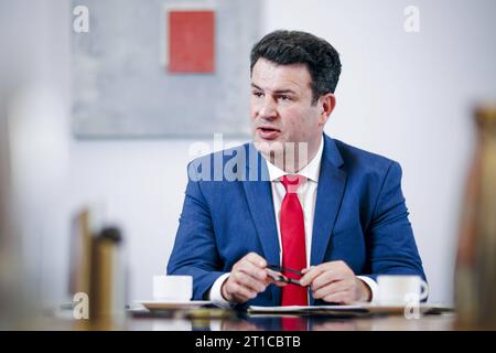 Hubertus Heil SPD, Bundesminister für Arbeit und Soziales, aufgenommen im Rahmen eines Interviews im Arbeitsministerium. Berlin, 11.10.2023. Berlin Deutschland *** Hubertus Heil SPD, Bundesminister für Arbeit und Soziales, aufgenommen während eines Interviews im Arbeitsministerium Berlin, 11 10 2023 Berlin Deutschland Copyright: XThomasxTrutschelx Credit: Imago/Alamy Live News Stockfoto