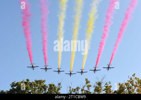 Madrid, Spanien. Oktober 2023. Flugzeuge treten während des Nationalfeiertags in Madrid, Spanien, am 12. Oktober 2023 auf. Gustavo Valiente/Xinhua/Alamy Live News Stockfoto