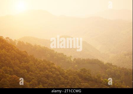 Sonnenuntergang in den nebeligen Herbstbergen von Wudang Stockfoto