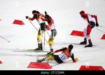 Bjoern KIRCHEISEN, Johannes Rydzek und Fabian RIESSLE gedraenge und Sturz in der letzten Kurve nordische Kombination Large Hill 10 km indivuell XXII. Olympische Winterspiele Sotschi, Russland am 20.02.2014 Stockfoto