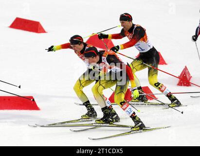 Bjoern KIRCHEISEN, Johannes Rydzek und Fabian RIESSLE gedraenge und Sturz in der letzten Kurve nordische Kombination Large Hill 10 km indivuell XXII. Olympische Winterspiele Sotschi, Russland am 20.02.2014 Stockfoto