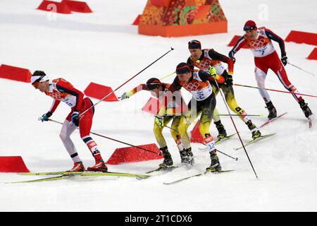 Bjoern KIRCHEISEN, Johannes Rydzek und Fabian RIESSLE gedraenge und Sturz in der letzten Kurve nordische Kombination Large Hill 10 km indivuell XXII. Olympische Winterspiele Sotschi, Russland am 20.02.2014 Stockfoto