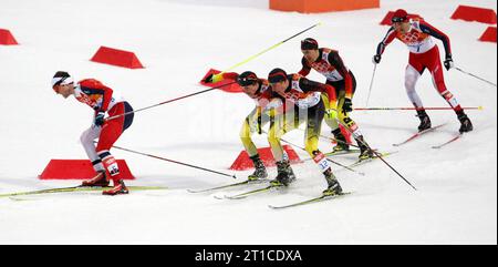 Bjoern KIRCHEISEN, Johannes Rydzek und Fabian RIESSLE gedraenge und Sturz in der letzten Kurve nordische Kombination Large Hill 10 km indivuell XXII. Olympische Winterspiele Sotschi, Russland am 20.02.2014 Stockfoto