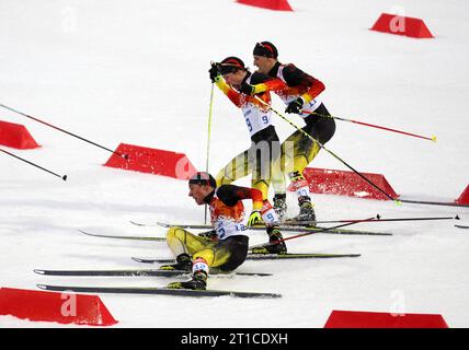 Bjoern KIRCHEISEN, Johannes Rydzek und Fabian RIESSLE gedraenge und Sturz in der letzten Kurve nordische Kombination Large Hill 10 km indivuell XXII. Olympische Winterspiele Sotschi, Russland am 20.02.2014 Stockfoto