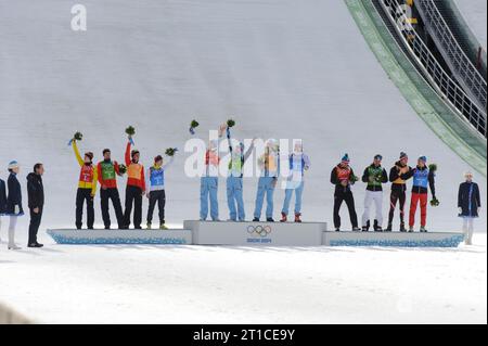 DOSB Praesident Alfons Hoermann bei der Siegerehrung mit Eric Frenzel, Bjoern KIRCHEISEN, Johannes Rydzek und RIESSLE Fabian den norwegischen Olympiasieger Nordische Kombination Team Wettbewerb HS120 / 4x5 km XXII. Olympische Winterspiele Sotschi, Russland am 20.02.2014 Stockfoto