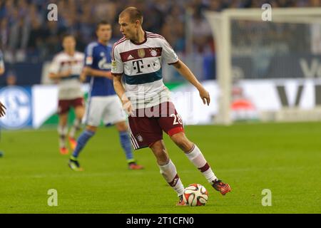 Holger Badstuber (28 - FC Bayern München) Aktion FC Schalke 04 - FC Bayern München 1:1 Fußball-Bundesliga Saison 2014/2015 in Gelsenkirchen, Deutschland am 30.08.2014 Stockfoto