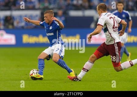 Max Meyer (7 - FC Schalke 04) Aktion gegen Holger Badstuber (28 - FC Bayern München) FC Schalke 04 - FC Bayern München 1:1 Fussball Bundesliga Saison 2014/2015 in Gelsenkirchen, Deutschland am 30.08.2014 Stockfoto