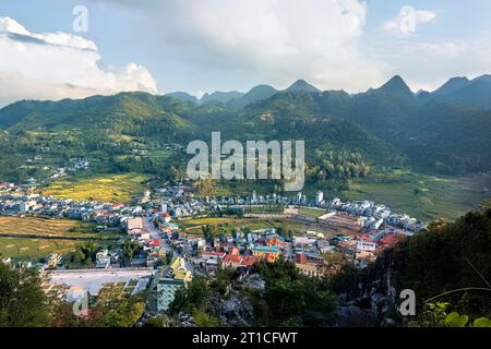 Blick auf die Stadt Dong Van und das Karstplateau UNESCO Global Geopark, Dong Van, Ha Giang, Vietnam Stockfoto
