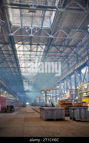 Industrieanlage, Fabrikmaschinenservice im Innenbereich Stockfoto