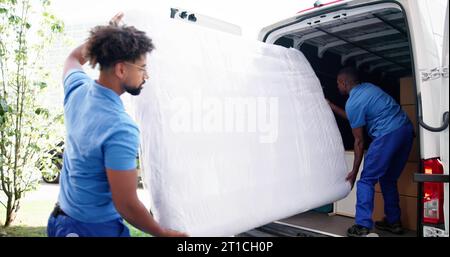 Matratzenbewegung Und -Lieferung Mit Dem Mover Truck. Möbeltransport Stockfoto