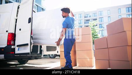 Matratzenbewegung Und -Lieferung Mit Dem Mover Truck. Möbeltransport Stockfoto