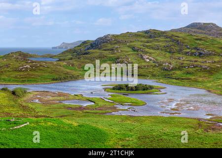 Wunderschöne Landschaft mit Lochs und Meer in der Nähe des Dorfes Heilam, Sutherland, Schottland Stockfoto