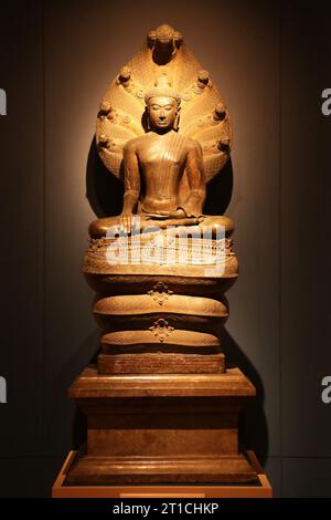 Antiqe Buddha Statue, geschützt durch Naga Hood, wurde um das 15. Jahrhundert erbaut und im Thailändischen Nationalmuseum ausgestellt Stockfoto